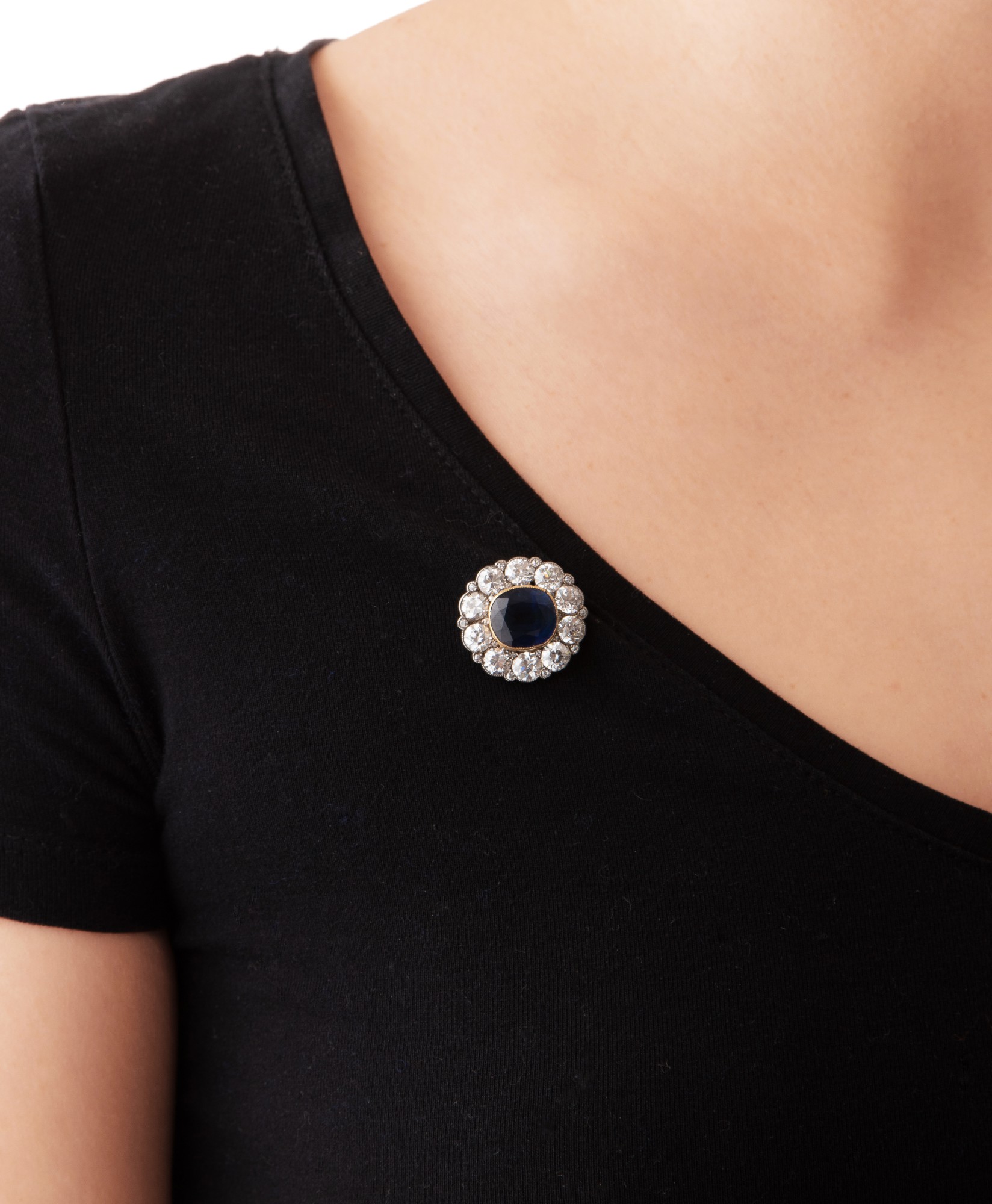 Broche ancienne en or blanc avec nœud en saphir et diamants En vente