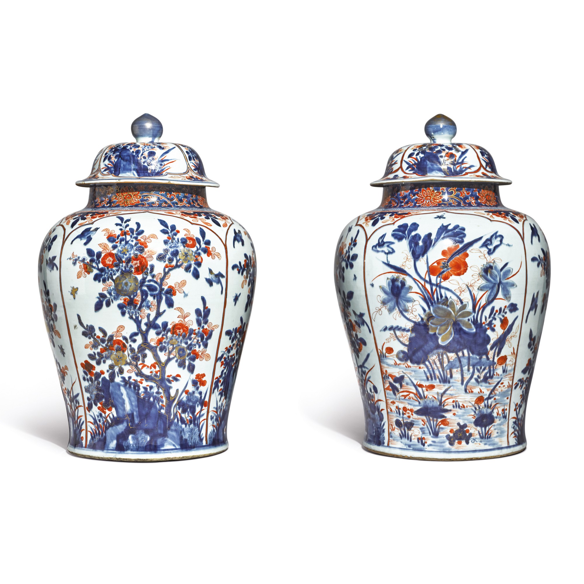 A PAIR OF LARGE IMARI VASES AND COVERS, QING DYNASTY, KANGXI PERIOD