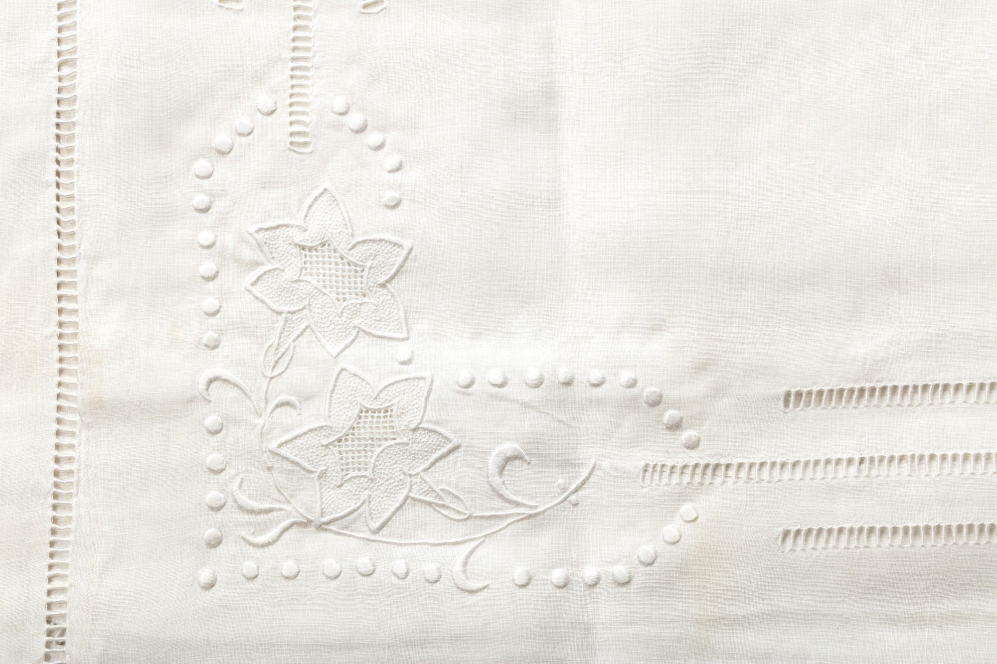 Twentytwo various embroidered cotton bed sheets Lot de vingtdeux