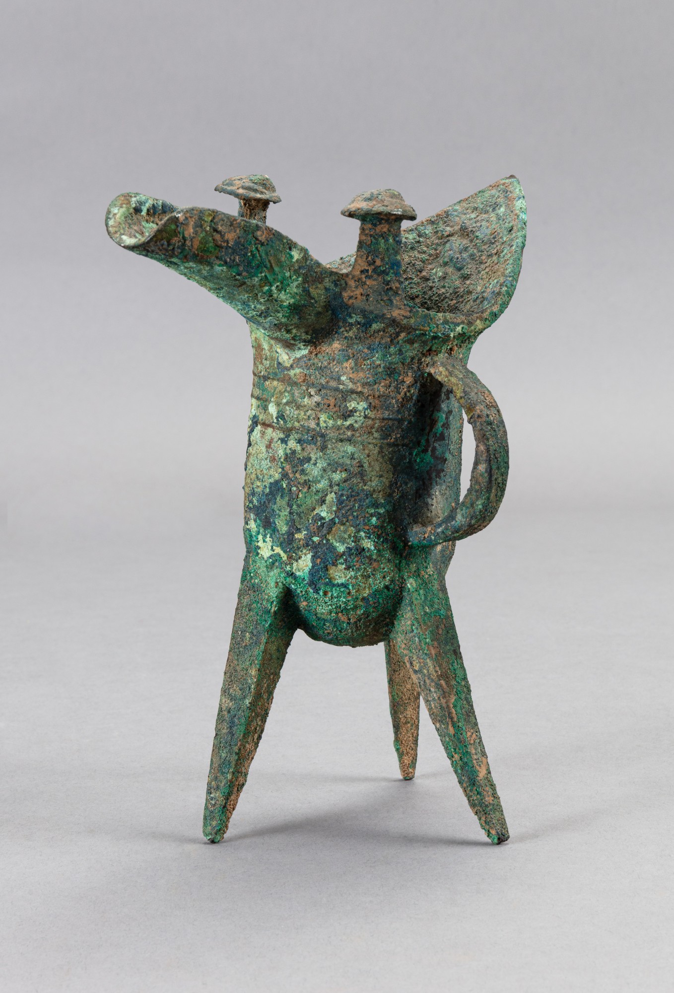 An archaic bronze ritual wine vessel, jue Late Shang dynasty-early ...