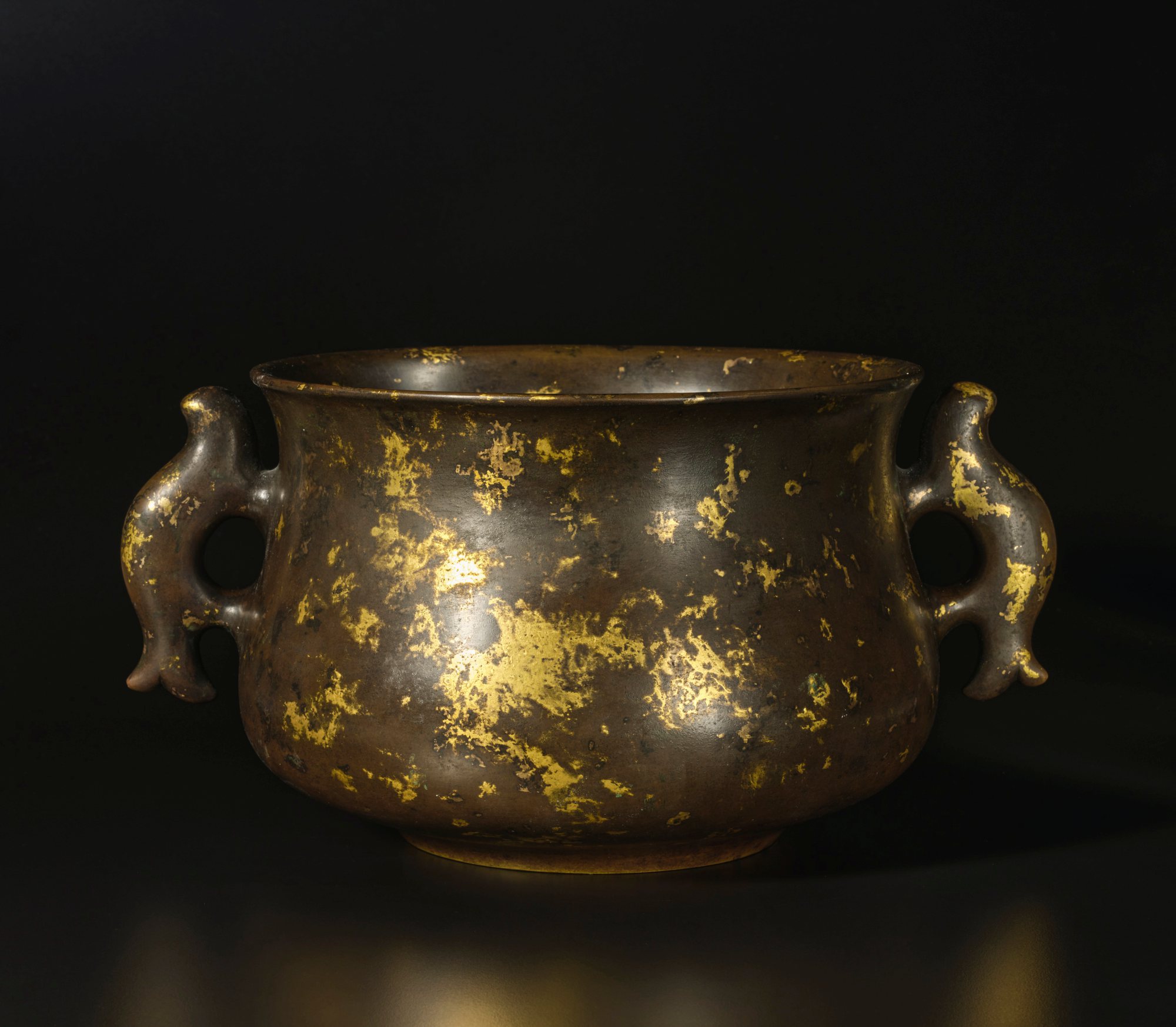 Gift Splashed Censer A large gilt-splashed bronze censer, Late Ming dynasty | 明末 銅灑金魚耳大爐 ...