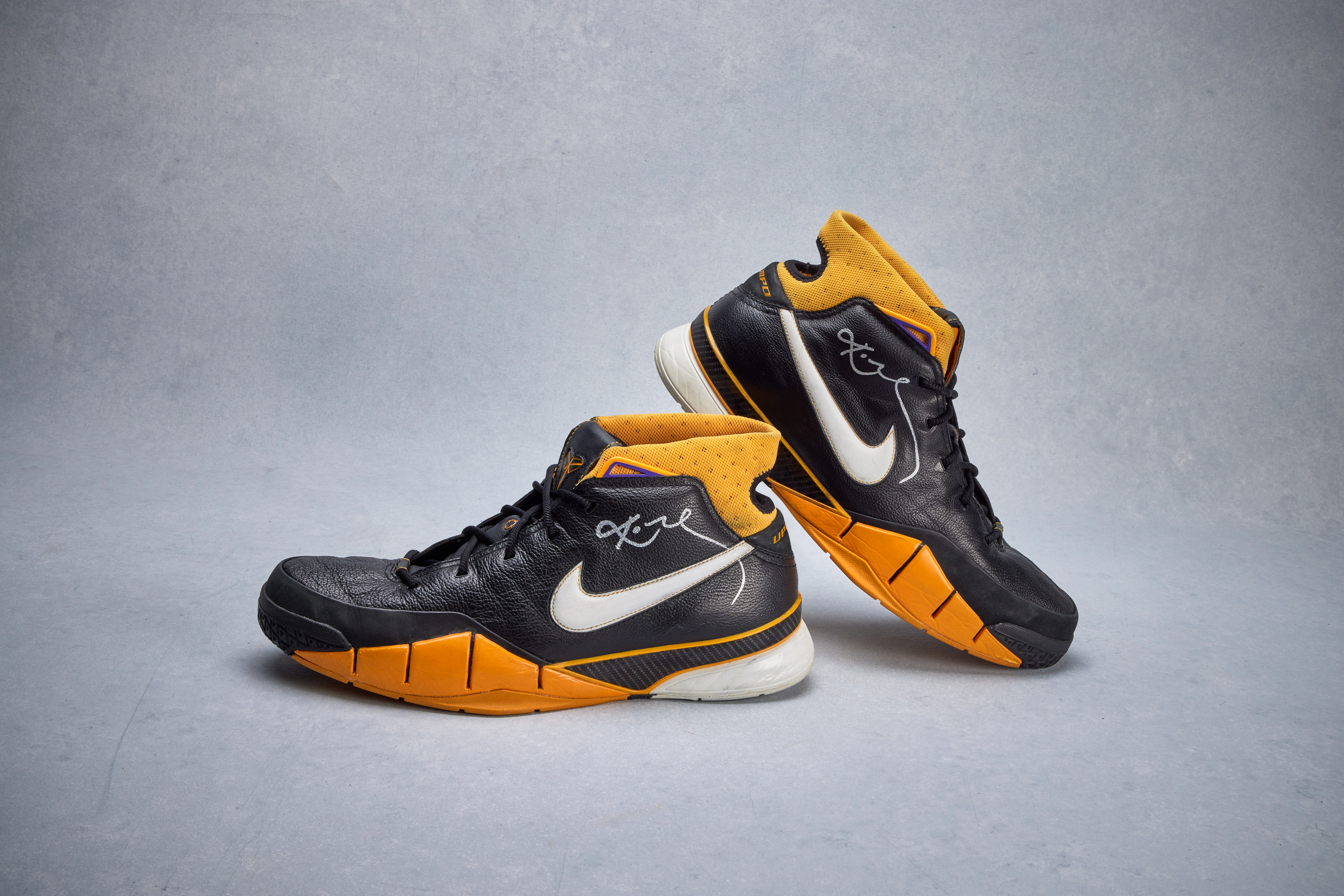 Kobe Bryant Los Angeles Lakers 2005-2006 Game Worn And Signed Nike