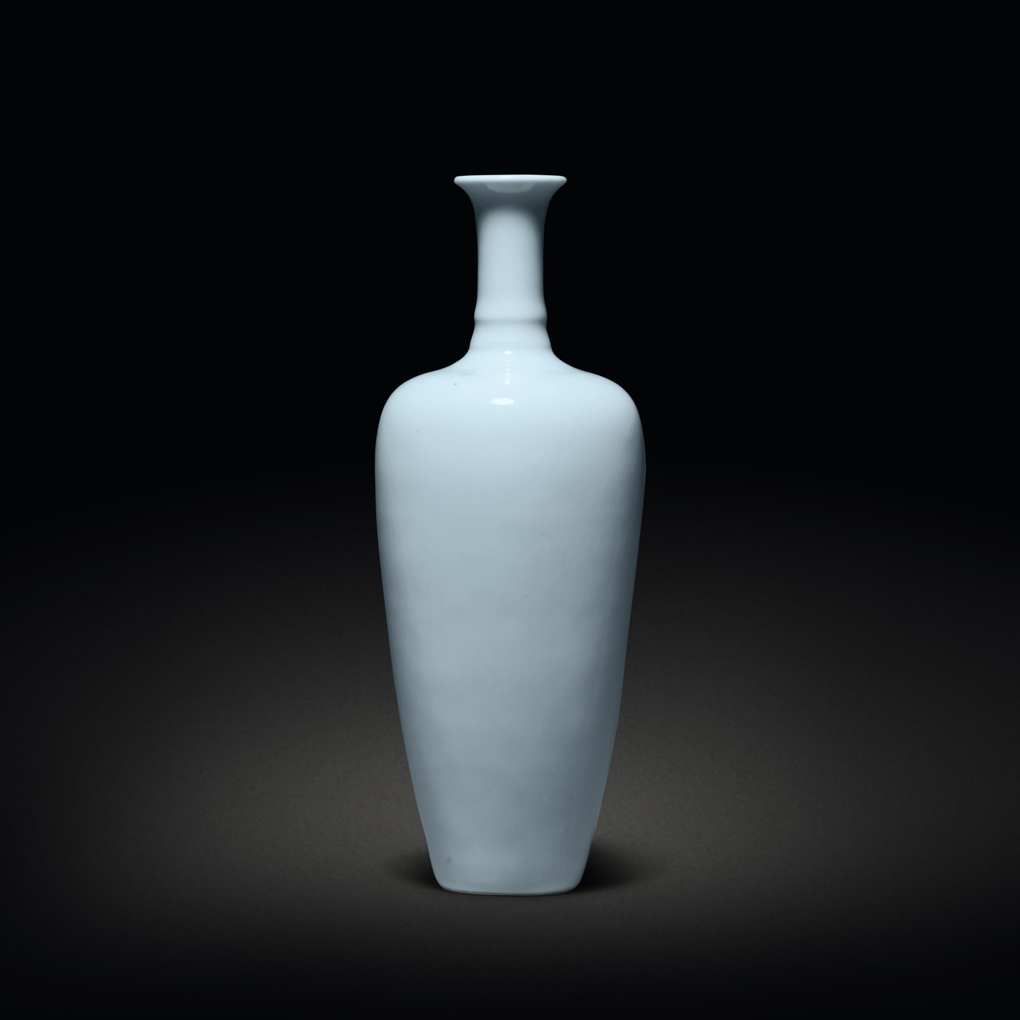 A 'clairdelune'glazed amphora vase, Qing dynasty, 19th / early 20th