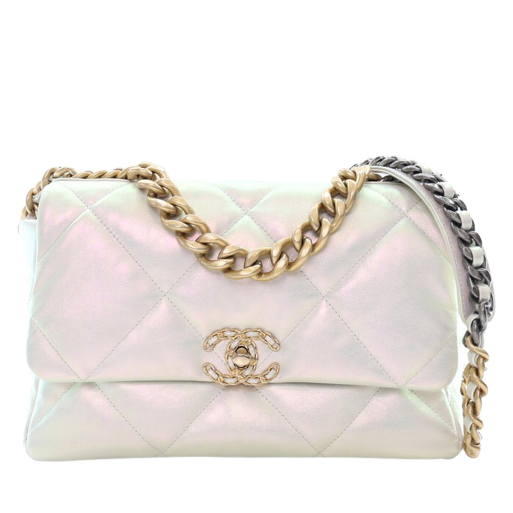 CHANEL ホワイトレザー キルティングバッグ Chanel White Iridescent Quilted Calfskin Large 19 Flap Bag Mixed