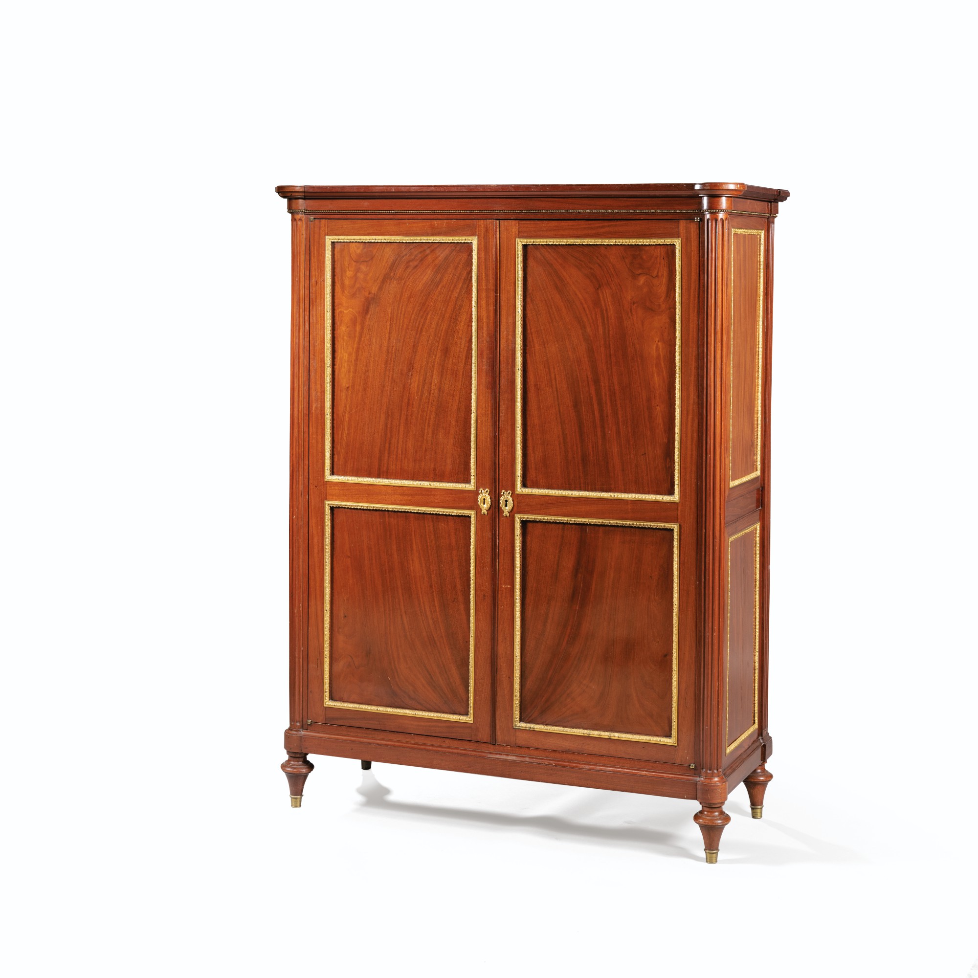 A LOUIS XIV MAHOGANY ARMOIRE | ARMOIRE À DEUX PORTES EN ACAJOU D'ÉPOQUE