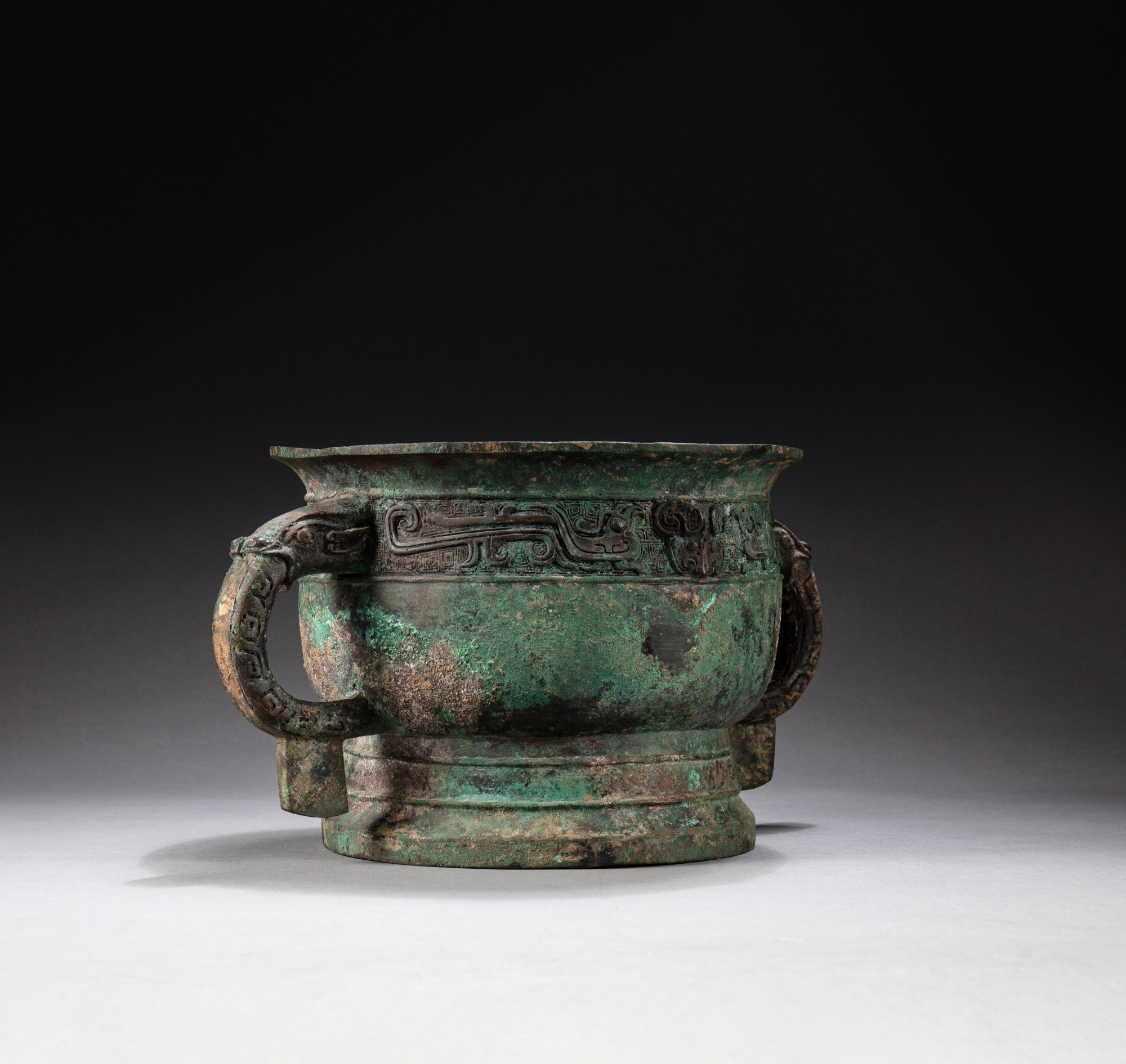 A rare inscribed archaic bronze food vessel, gui Western Zhou dynasty ...