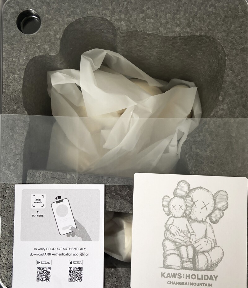新品 送料無料 KAWS HOLIDAY CHANGBAI MOUNTAIN 白 KAWS Holiday Changbai Mountain Vinyl Figure Snowy White Toy