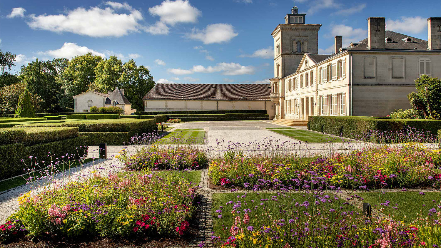 Château Lagrange (St. Julien) 2000 (1 DM) Spectacular Cellars from