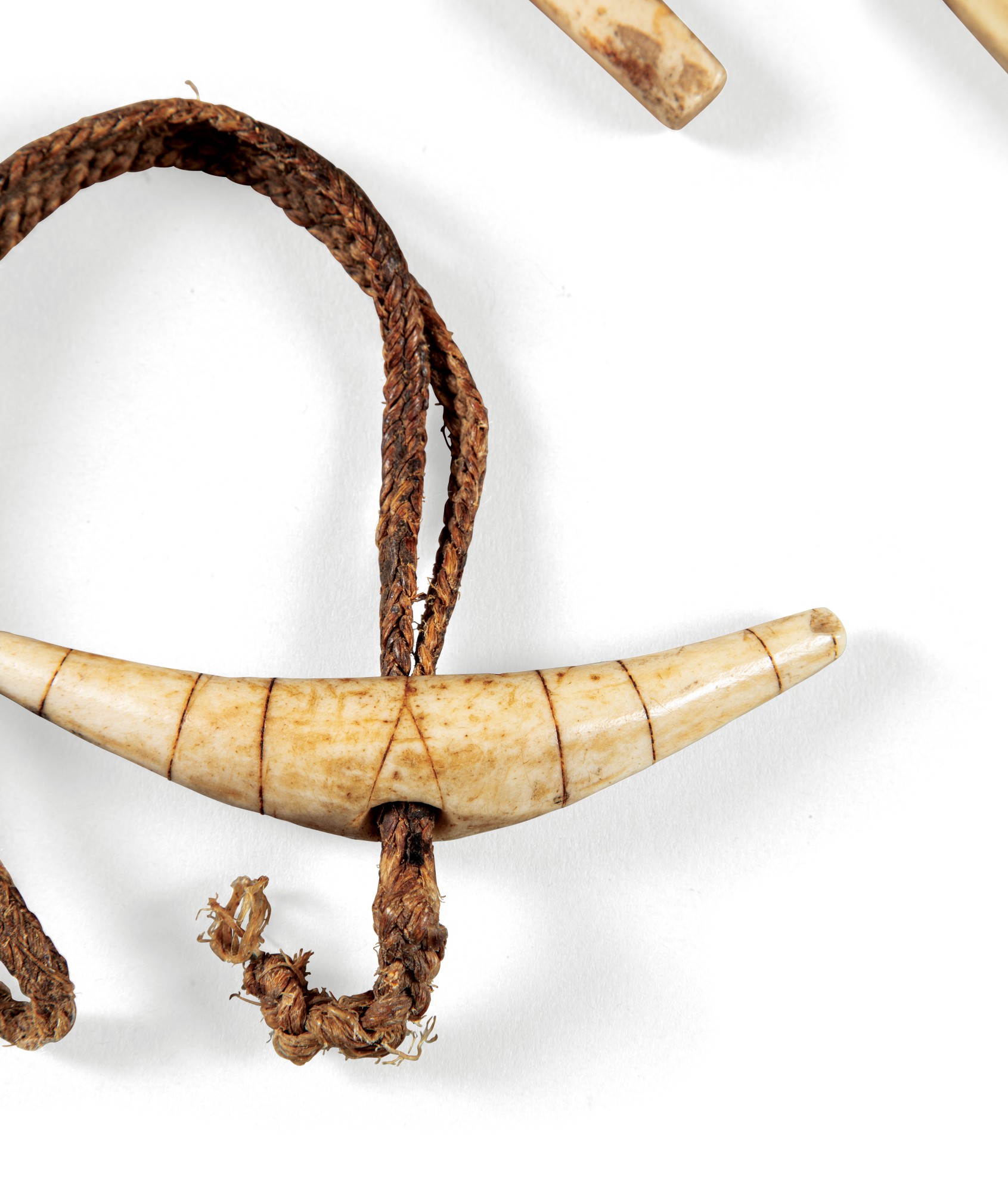 Ensemble de cinq objets, Alaska/Afrique comprenant un plioir, Inuit