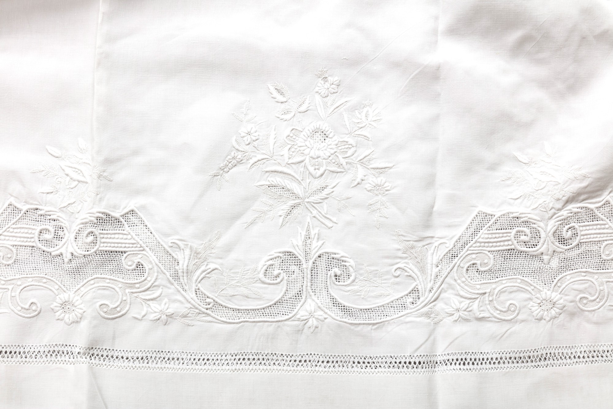 Twentytwo various embroidered cotton bed sheets Lot de vingtdeux