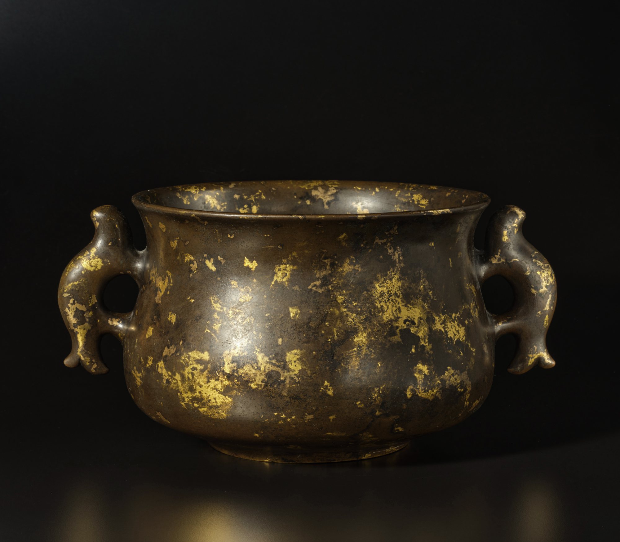 A large gilt-splashed bronze censer, Late Ming dynasty | 明末 銅灑金魚耳大爐 ...
