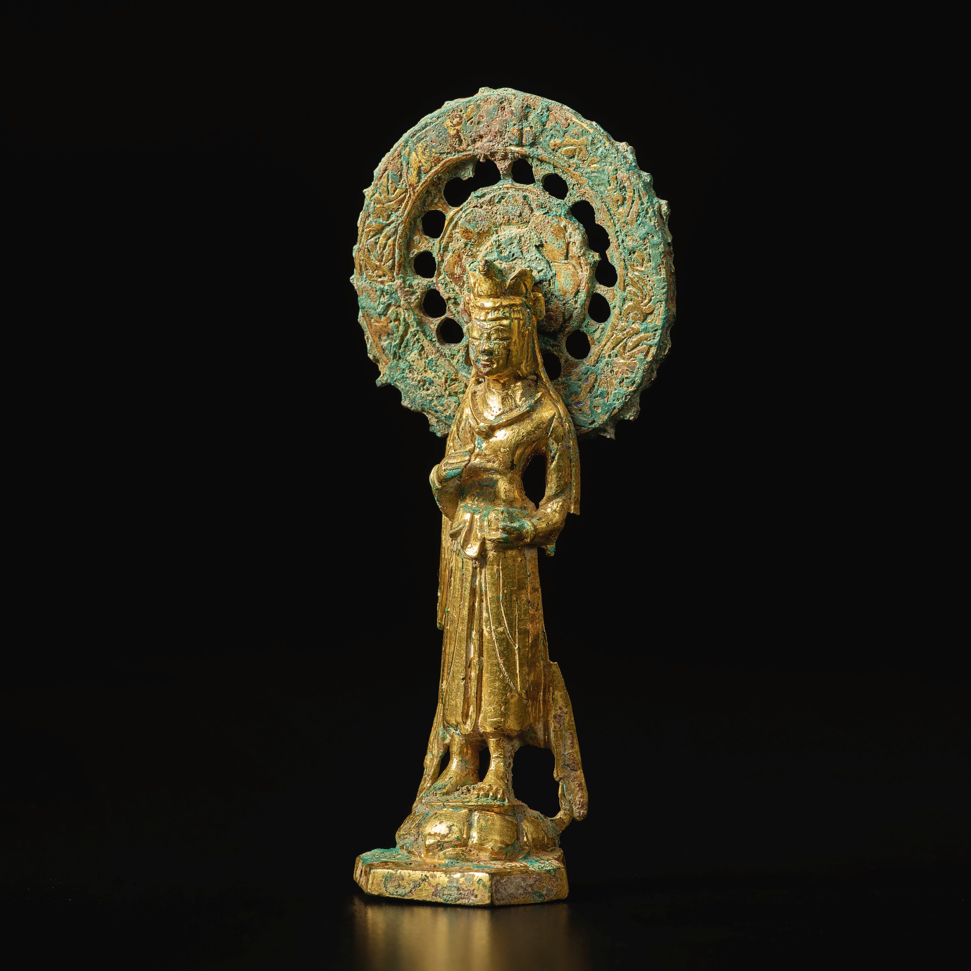 A GILTBRONZE FIGURE OF AVALOKITESHVARA, SUI DYNASTY Important