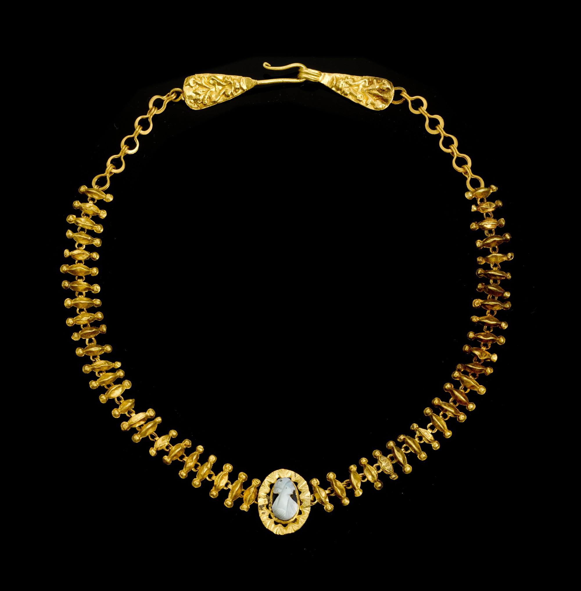 A ROMAN GOLD NECKLACE WITH A SARDONYX CAMEO PORTRAIT BUST, CIRCA 3RD CENTURY A.D. Small