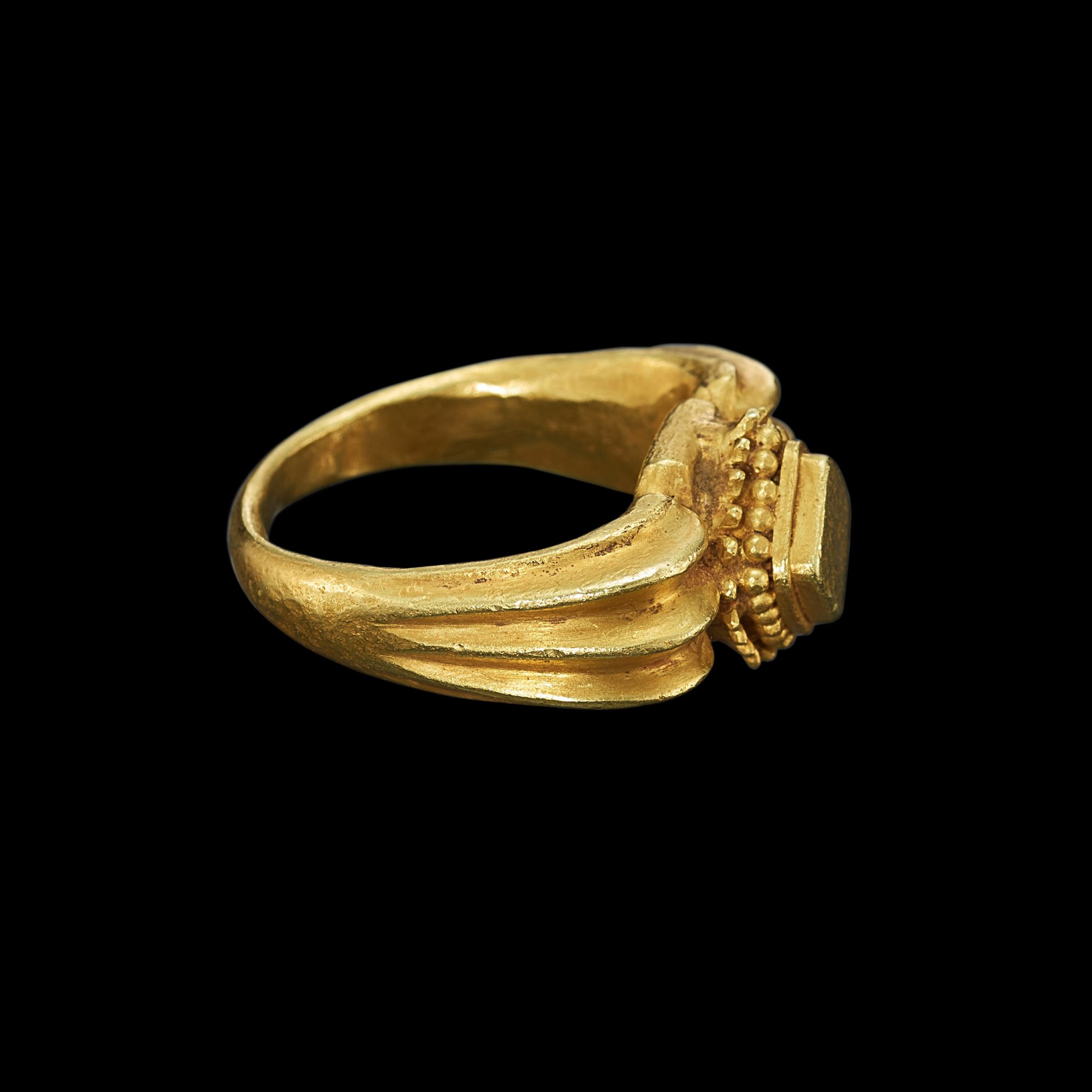 A solid gold ring with vertical rib shank Java, Indonesia, 7th12th