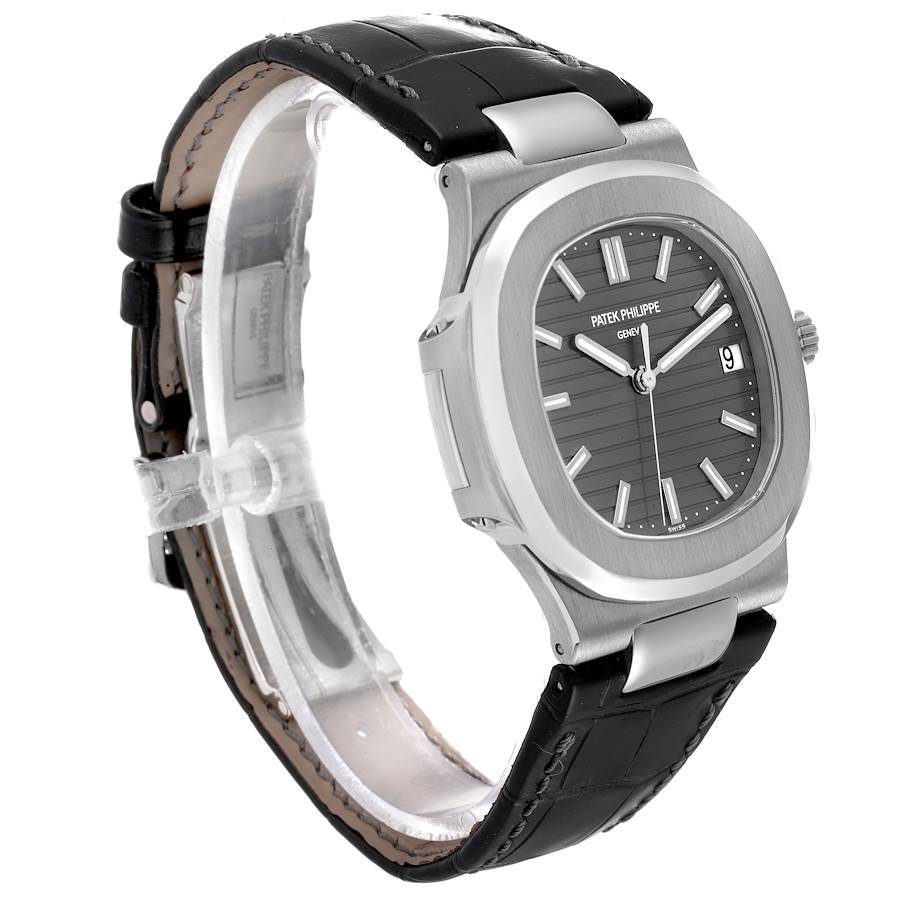 Patek Philippe Nautilus (Reference 5711G-001). A white gold automatic wristwatch with date. 2009 - Image 4