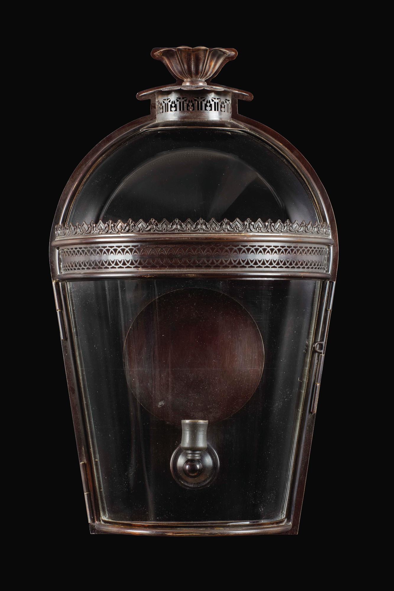 A REGENCY STYLE PATINATED BRASS 'HYDE' PATTERN WALL LIGHT BY JAMB