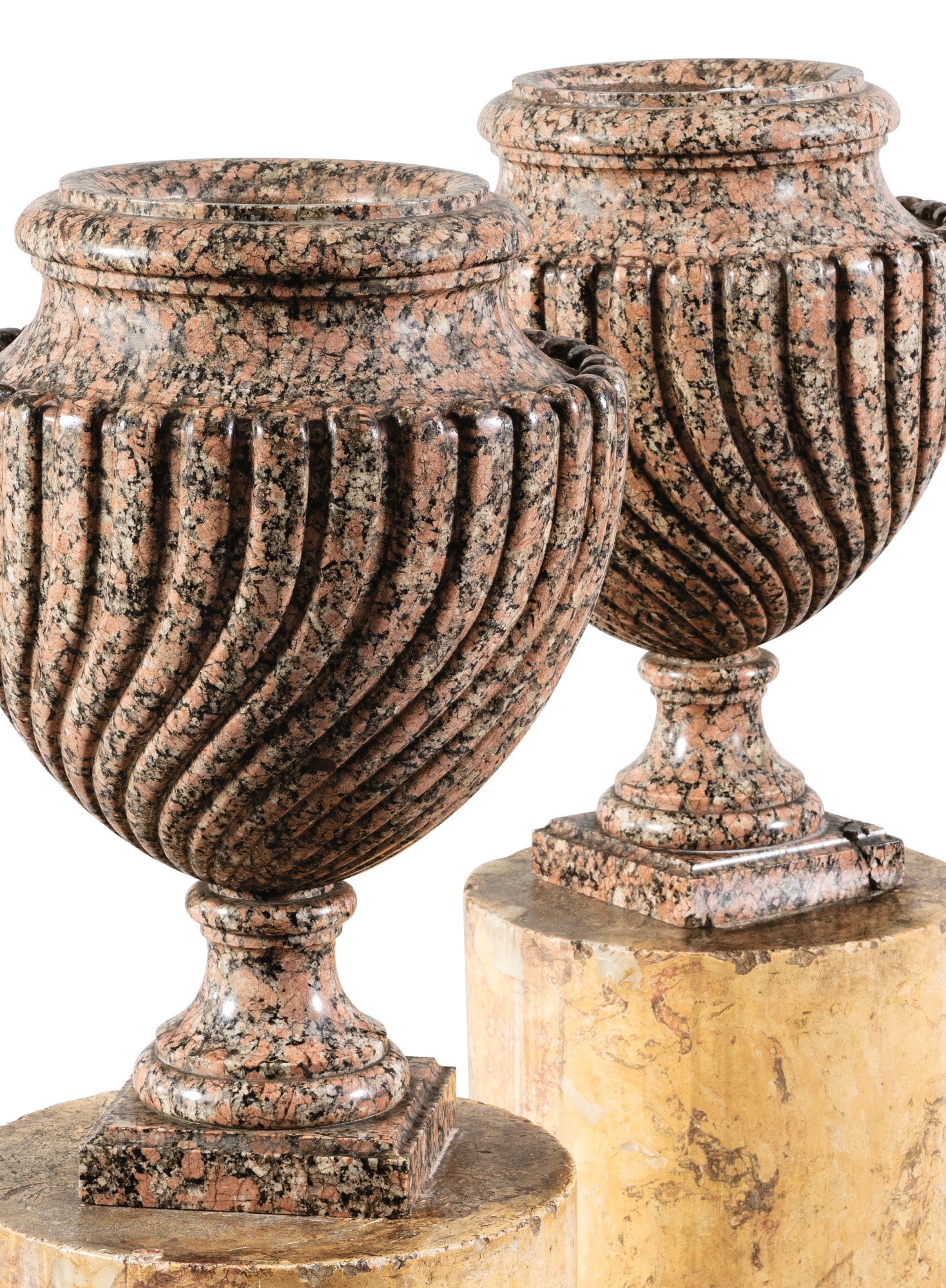 A PAIR OF EGYPTIAN GRANITE VASES, 18TH CENTURY PAIRE DE VASES EN