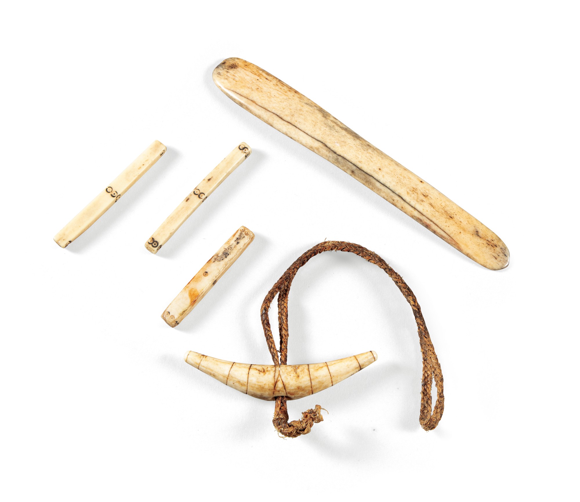 Ensemble de cinq objets, Alaska/Afrique comprenant un plioir, Inuit