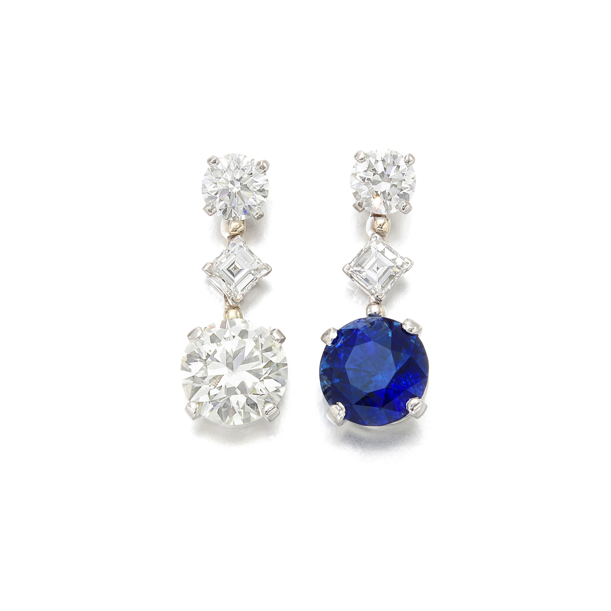Orecchini Moderni In Oro Bianco 14K Con Zaffiro Blu A Bezel Semplice 4,9G Orecchini Moderni In Oro Bianco 14K Con Zaffiro Blu A Bezel Semplice 4,9G