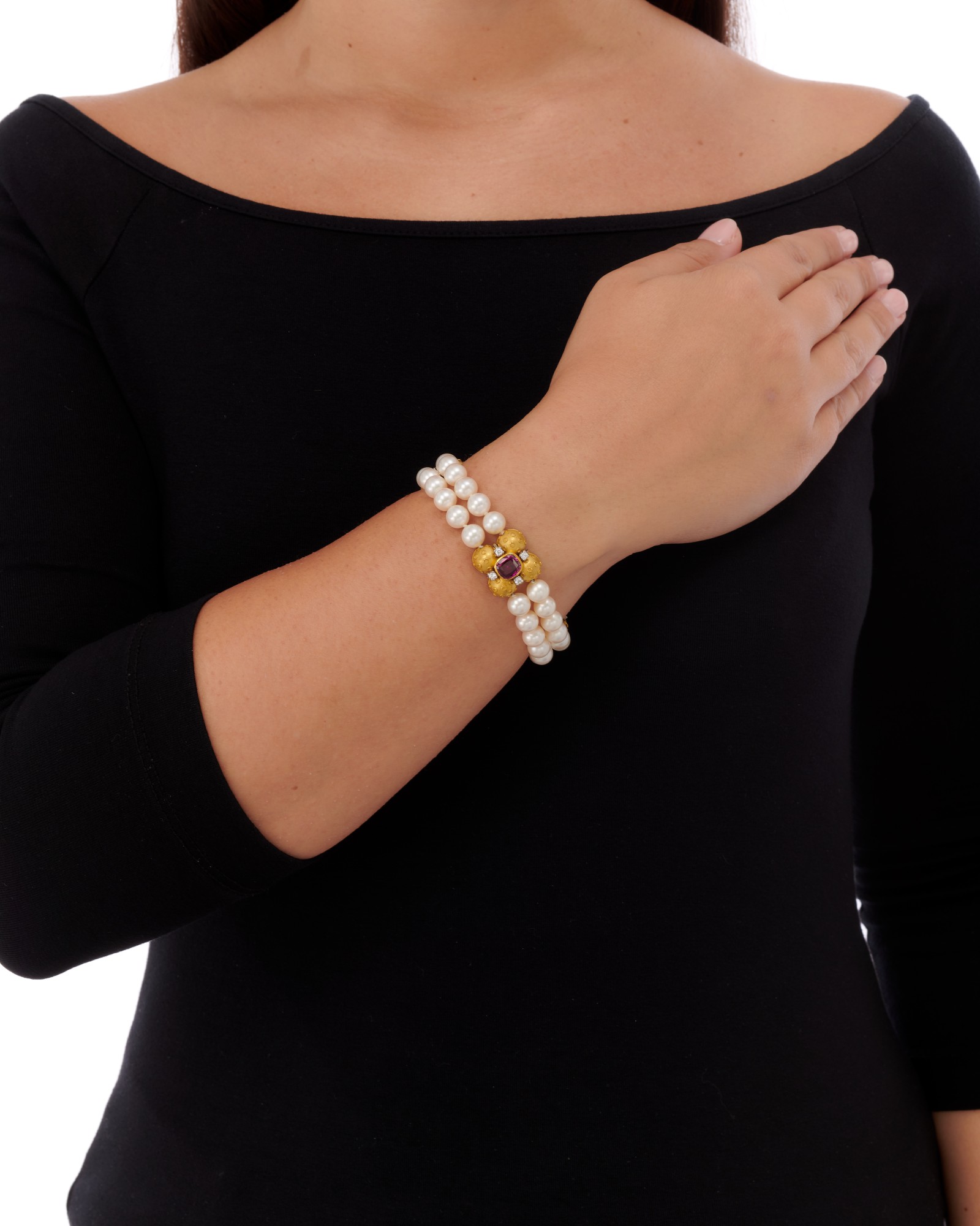 Bracciale Di Perle Coltivate Bianche 5.20 Mm Con Struttura In Oro Giallo 750/1000 E Piccoli Zaffiri Blu Taglio Cabochon