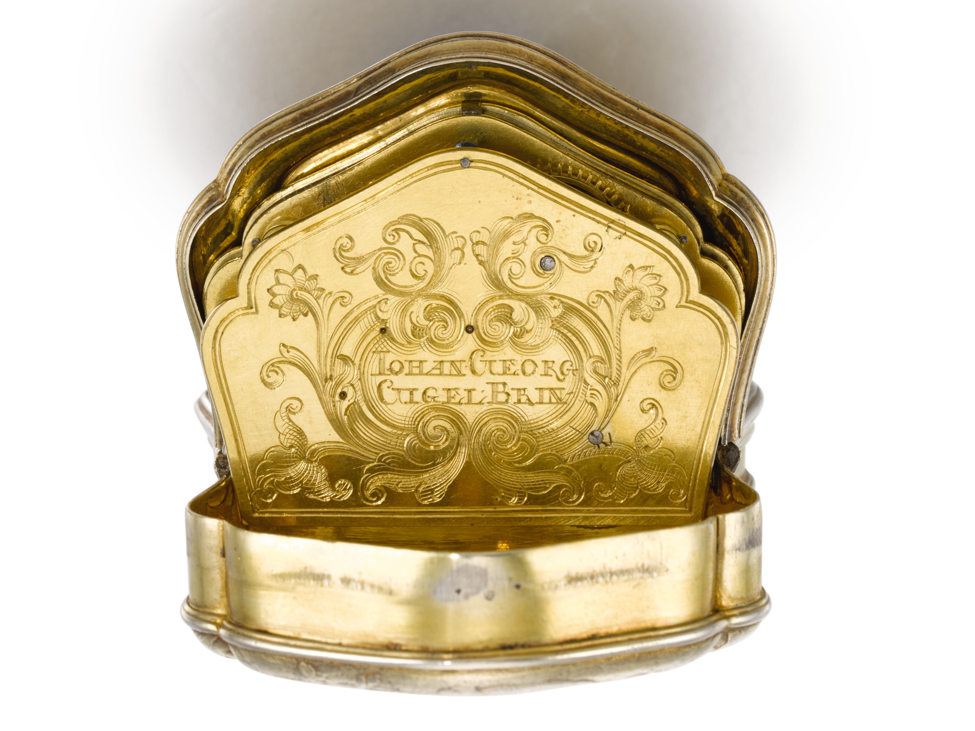A Silver Gilt Snuff Box With Timepiece The Dial With False Pendulum Circa 1740 銀鎏金鼻煙壺連時計 備仿鐘擺錶盤 年份約1740 Masterworks Of Time Splendours For The East 時間傑作 西器東傳 Sotheby S