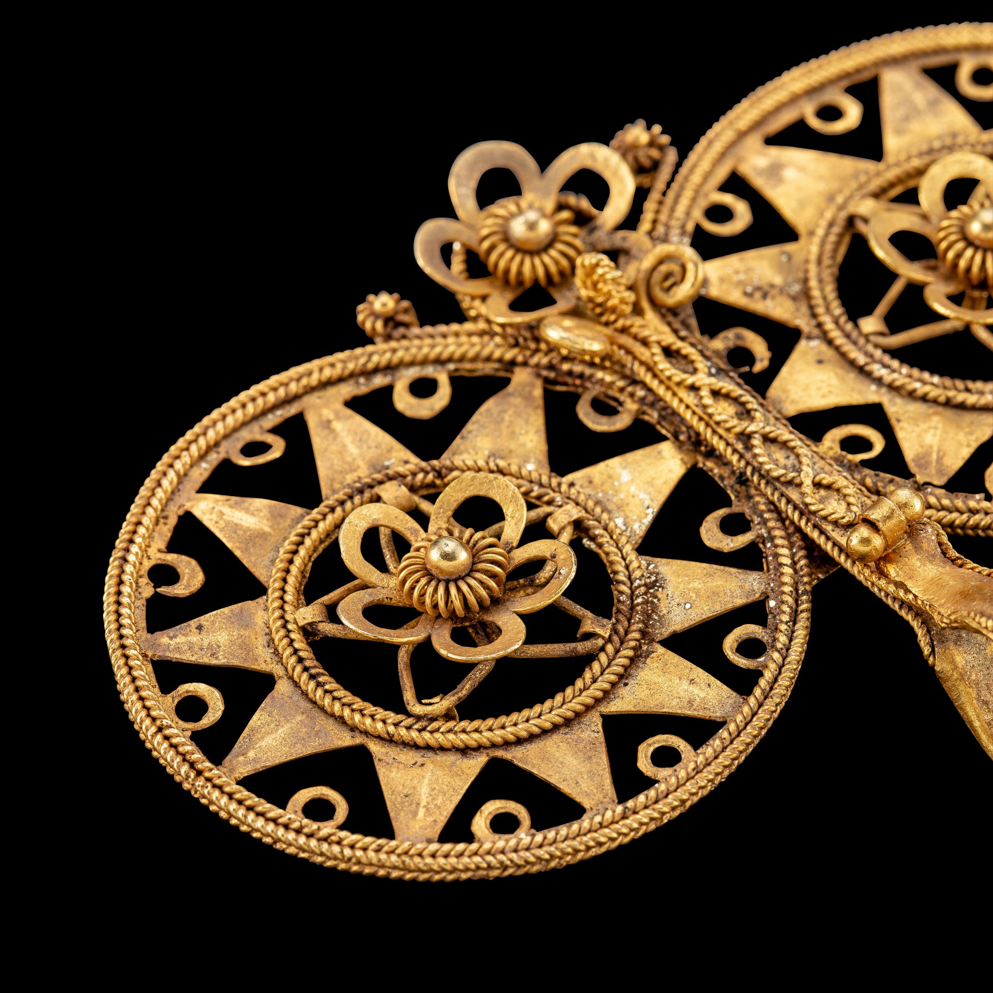 A Nias gold filigree doublespiral ear ornament, fondruru ana'a North