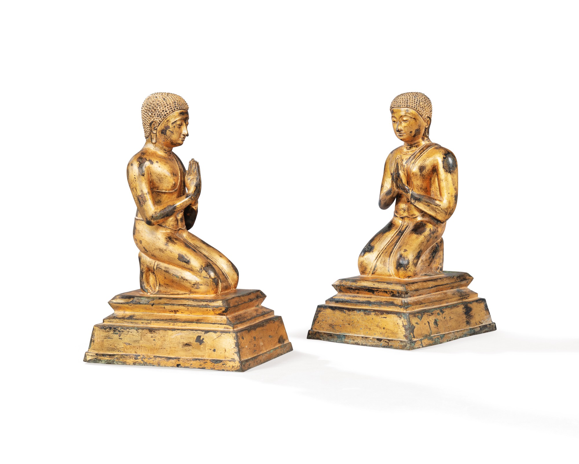 A PAIR OF LACQUERGILT BRONZE VOTIVE FIGURES PRAYING [PAIRE D'ORANTS