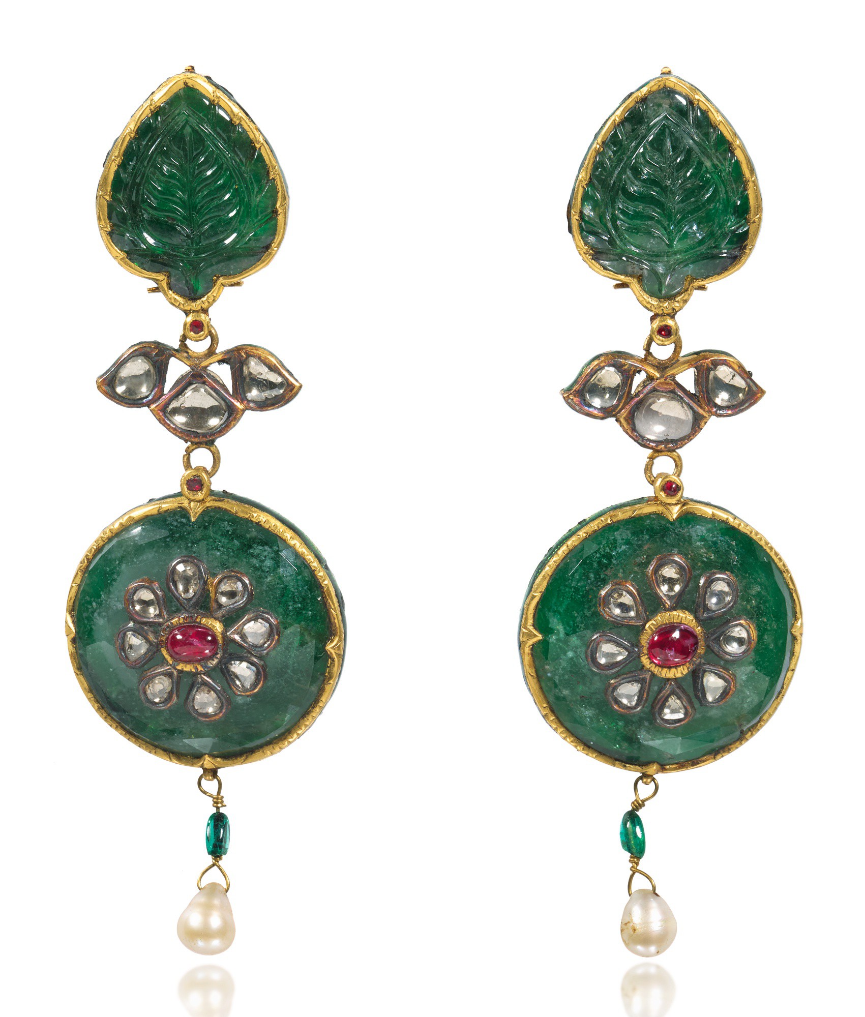 A PAIR OF GEMSET EMERALD EARRINGS, INDIA, 19TH/20TH CENTURY Arts of
