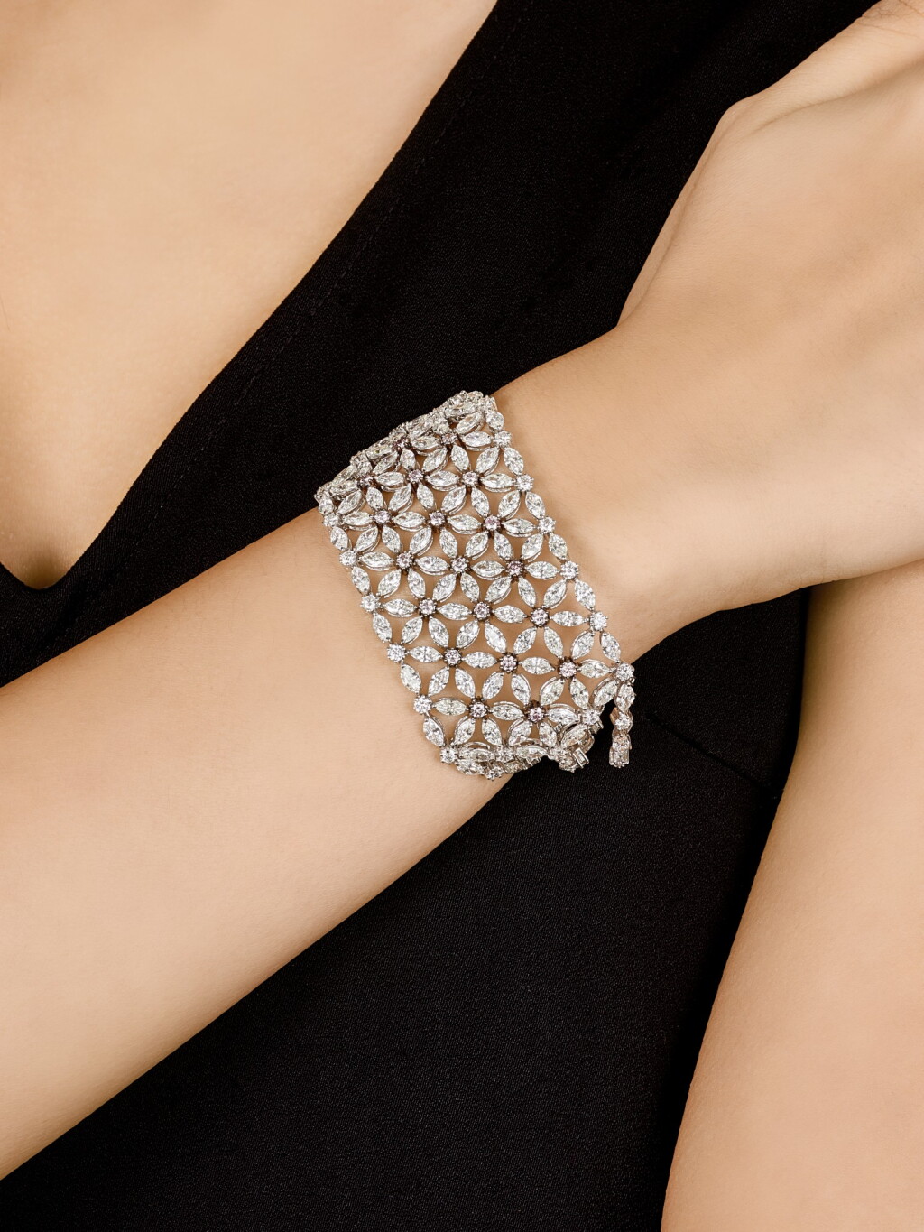 View full screen - View 1 of Lot 1407. BARNEY CHENG | 'FLOWER OF LIFE' DIAMOND AND COLOURED DIAMOND BRACELET | Barney Cheng | 'Flower of Life' 鑽石 配 彩色鑽石 手鏈.
