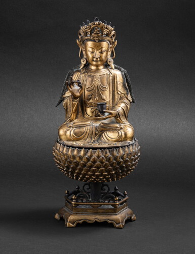 View full screen - View 1 of Lot 39. Statue de Guanyin en bronze doré Dynastie Ming, XVIIE siècle | 明十七世紀 鎏金銅觀音菩薩坐像 | A large gilt-bronze figure of Guanyin on a lotus base, Ming Dynasty, 17th century.