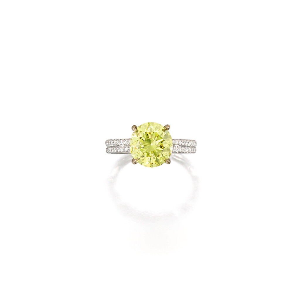 View full screen - View 1 of Lot 1651. FANCY INTENSE YELLOW DIAMOND AND DIAMOND RING 3.02卡拉 圓形 濃彩黃色 VS2淨度 鑽石 配 鑽石 戒指.