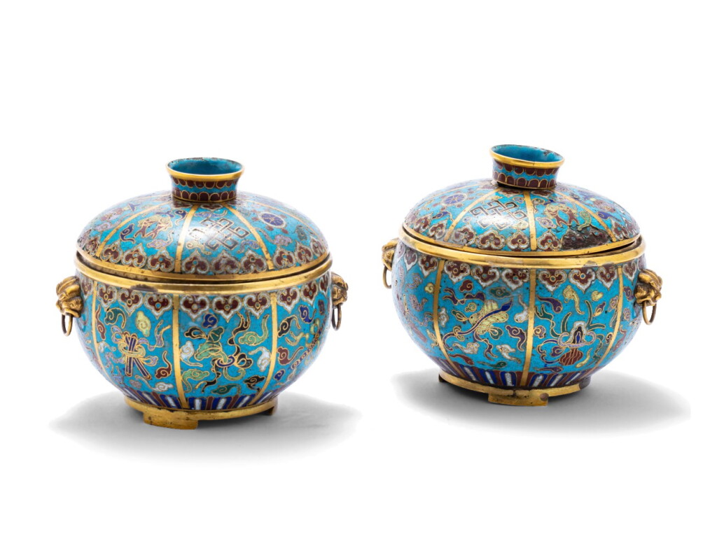 Voir en plein écran - Voir 1 du lot 194. Paire de pots couverts en bronze doré et émaux cloisonnés Dynastie Qing, début du XIXE siècle | 清十九世紀初 掐絲琺瑯八吉祥紋蓋盌一對 | A pair of cloisonné enamel bowls and covers, Qing Dynasty, early 19th century.
