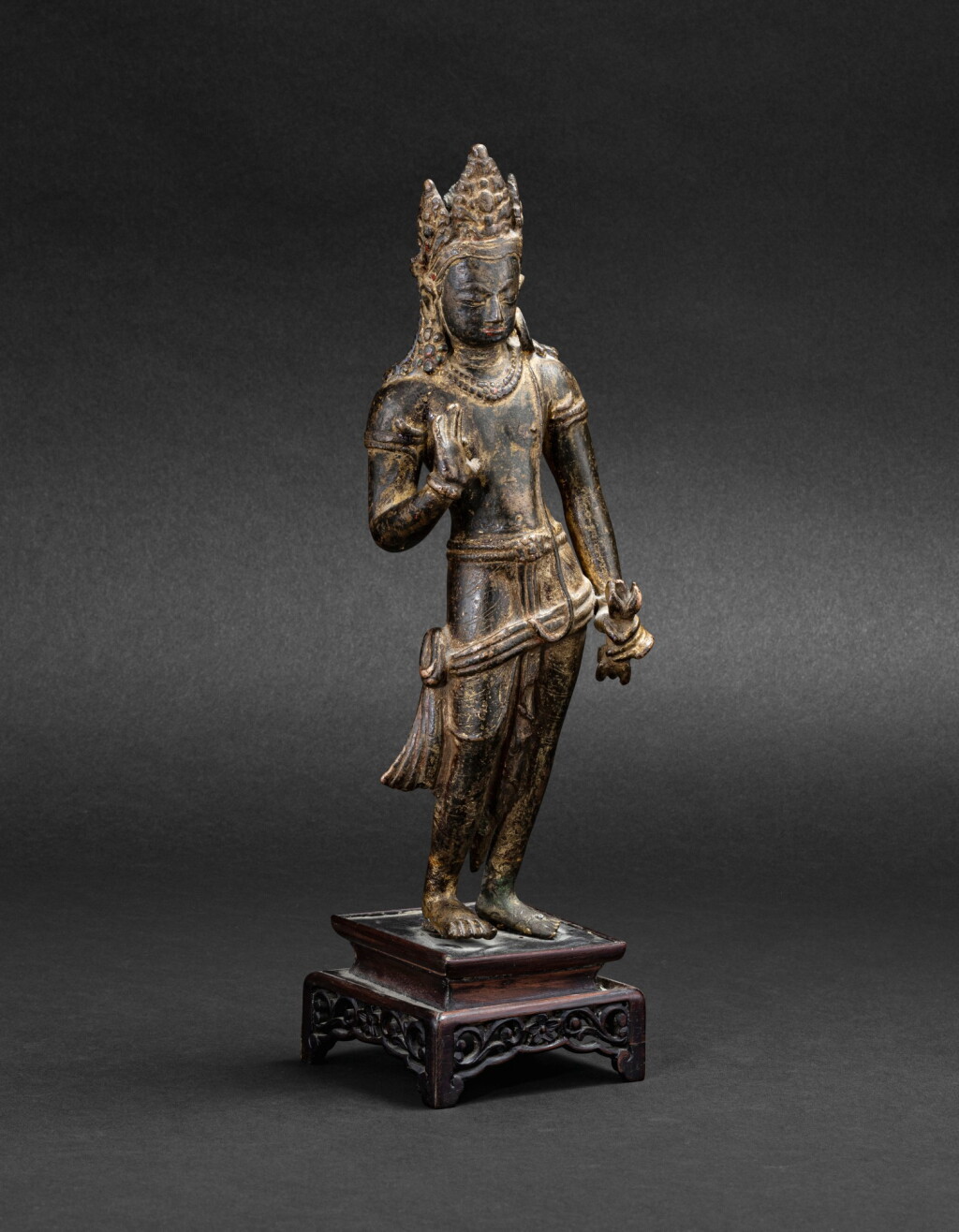 View full screen - View 1 of Lot 36. Rare figure de Vajrapani en alliage de cuivre doré Népal, Licchavi (ca 400-879) ou début de la période Transition (ca 880-1200), IXE-XE siècle | 尼泊爾 離車毗 或 過渡時期初期 九至十世紀 鎏金銅合金金剛手菩薩立像 | A rare gilt-copper figure of Vajrapani, Nepal, Licchavi (ca 400-879) or early Transitional period (ca 880-1200), 9th-10th century.