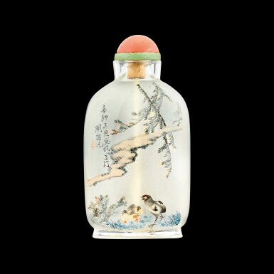 View full screen - View 1 of Lot 1045. An inside-painted glass 'chickens' snuff bottle By Ziyizi, signed Zhou Leyuan, dated xinmao year, corresponding to 1891 | 辛卯(1891年) 自怡子作玻璃內畫錦雞紋鼻煙壺 《周樂元》款.