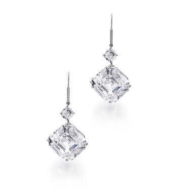 View full screen - View 1 of Lot 287. A superb and perfectly matched pair of diamond earrings | 鑽石耳環一對,左右耳完美匹配.