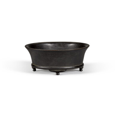 View full screen - View 1 of Lot 436. An oval-shaped bronze censer, Qing dynasty, 17th / 18th century | 清十七 / 十八世紀 銅四足爐.
