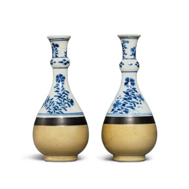 View full screen - View 1 of Lot 15. A pair of blue and white and cafe-au-lait garlic-necked bottle vases, Qing dynasty, Kangxi period | 清康熙 青花花卉紋淺醬釉瓶一對.