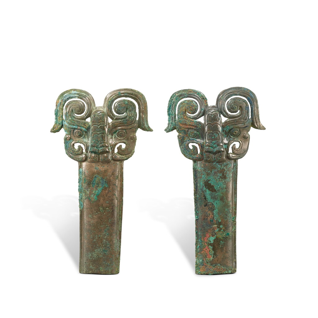 View full screen - View 1 of Lot 864. A pair of bronze 'mythical beast' horses' harness frontlets, Western Zhou dynasty 西周 青銅獸面馬冠飾一對.