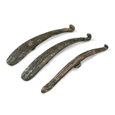 View full screen - View 1 of Lot 885. A group of three bronze belt hooks, Eastern Zhou dynasty, Warring States period | 東周 戰國 銅帶鉤一組三件.