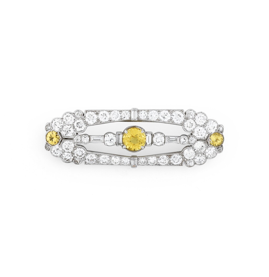 View full screen - View 1 of Lot 36. Broche saphirs jaunes et diamants | Yellow sapphire and diamond brooch.