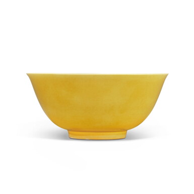 View full screen - View 1 of Lot 502. A large yellow-glazed bowl, Mark and period of Hongzhi | 明弘治 黃釉大盌 《大明弘治年製》款.