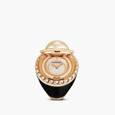 View full screen - View 1 of Lot 2518. Mademoiselle Privé Bouton "Golden Pearl", Reference H74481 | A limited edition yellow gold, titanium and diamond-set ring watch with concealed dial under a pearl cover, Circa 2022.