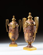 Paire de vases couverts en marbre brèche d'Alep et bronze doré d’époque Louis XVI, vers 1780