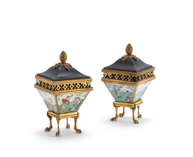 View full screen - View 1 of Lot 192. Paire de petites coupes famille-rose montées en brûle-parfums Dynastie Qing, XIXE siècle | 清十九世紀 局部鎏金銅嵌粉彩人物故事圖蓋盃一對 | A pair of famille-rose 'immortals' cups, with European gilt-bronze mounts, Qing Dynasty, 19th century.