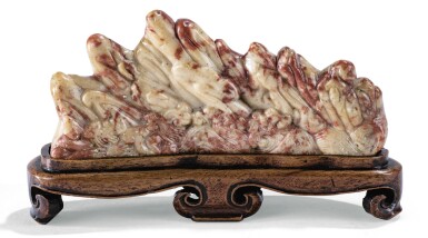 View full screen - View 1 of Lot 116. REPOSE-PINCEAUX EN STÉATITE DYNASTIE QING, XIXE SIÈCLE | 清十八至十九世紀 芙蓉石雕筆擱 | A mountain-shaped soapstone brush rest, Qing Dynasty, 19th century.
