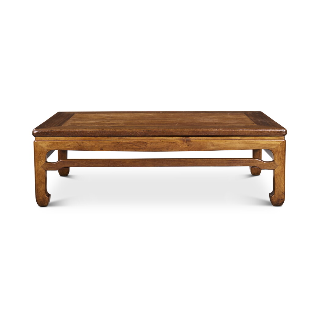 View full screen - View 1 of Lot 1359. A 'huanghuali' and 'jichimu' low table (Kangzhuo), 17th / 18th century | 十七 / 十八世紀 黃花梨拼鸂鶒木羅鍋棖有束腰馬蹄足炕桌.