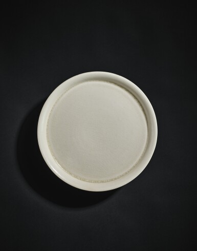 View full screen - View 1 of Lot 2013. A rare transparent-glazed white stoneware tripod dish, Sui - early Tang dynasty | 隋至唐初 白瓷三環足盤.