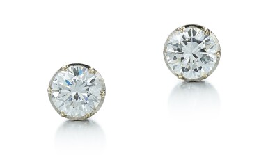 View full screen - View 1 of Lot 9138. PAIR OF DIAMOND EAR STUDS | 1.91及1.82卡拉 圓形 足色 VS2淨度 鑽石 耳環一對.