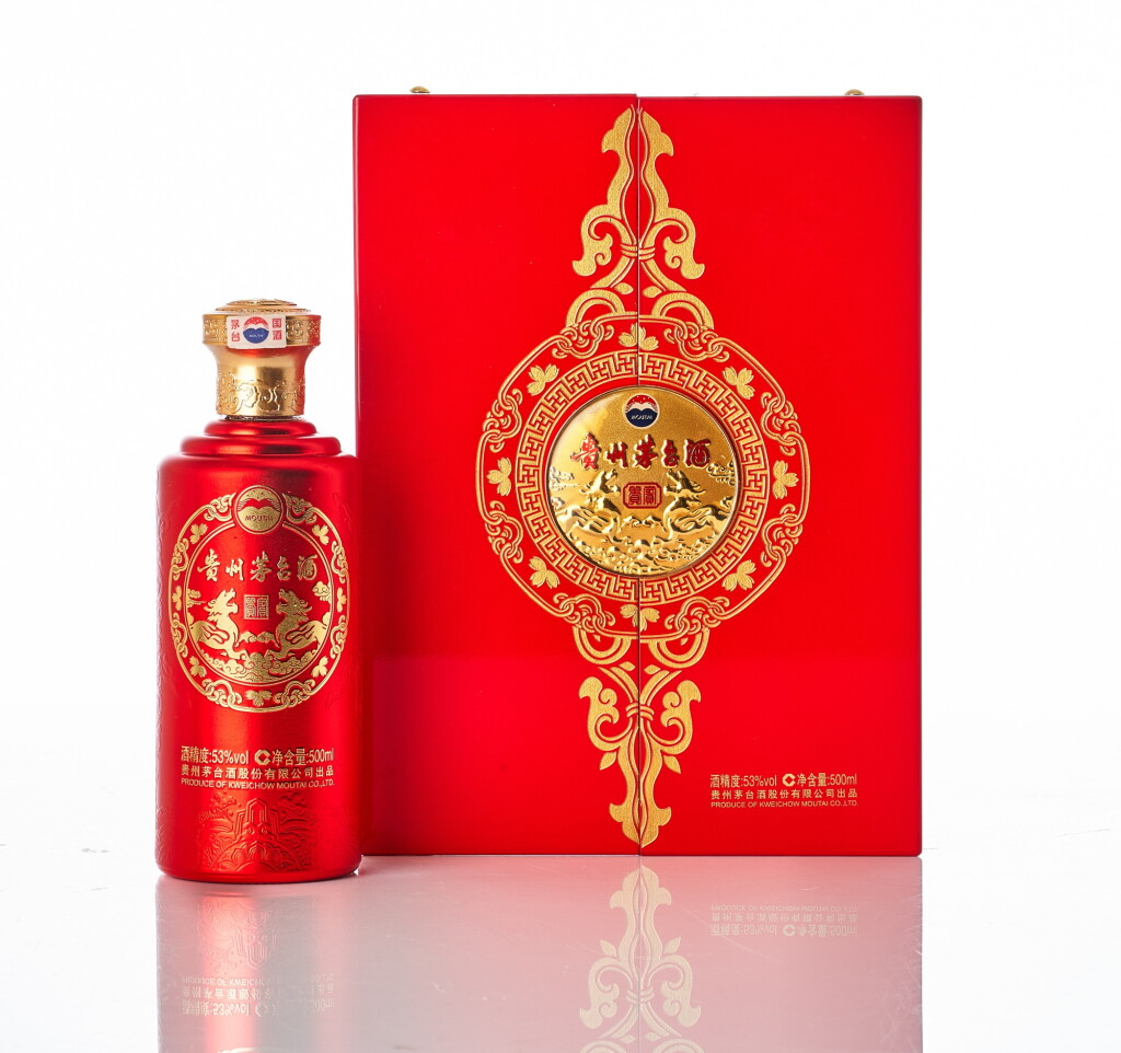 View full screen - View 1 of Lot 6288. 2011年貴州茅台貴賓紅龍紀念版 Kweichow Moutai Red Dragon 2013 (1 BT50).