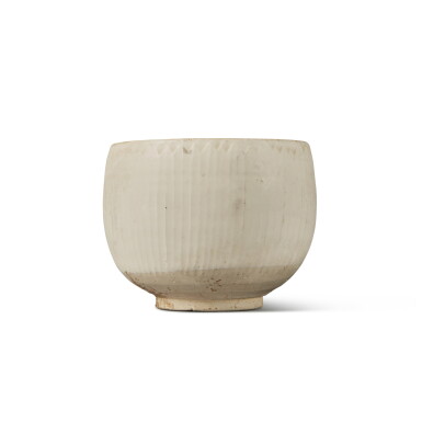 View full screen - View 1 of Lot 301. A 'Cizhou' white-glazed ribbed bowl, Song / Yuan dynasty | 宋 / 元 磁州窰白釉棱線紋缽 .
